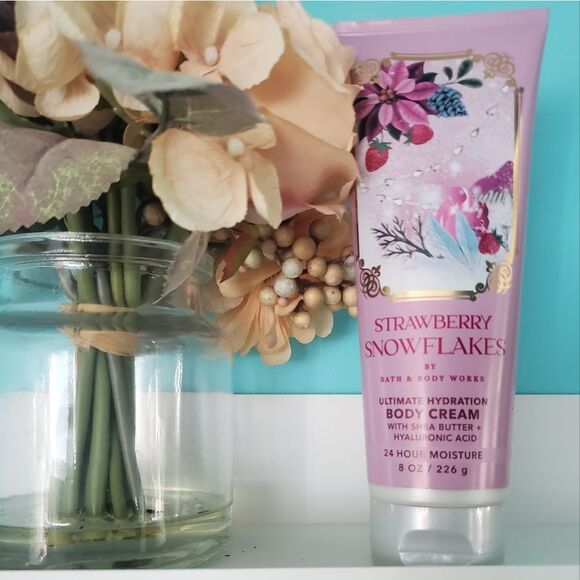 Strawberry Snowflakes Body Cream by Bath and Body Works - Picture 2 of 5